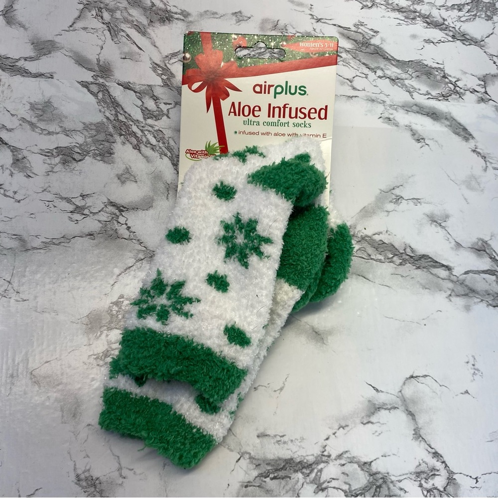 AirPlus Aloe Infused Green & White snowflakes socks new with Tags 9-11